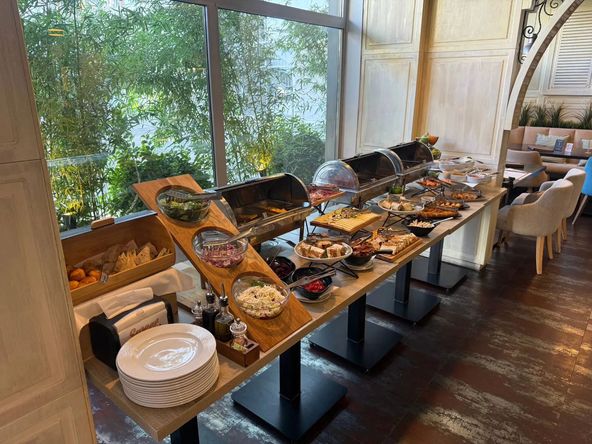 Brunch sto pored prozora u restoranu Sweet & Salty