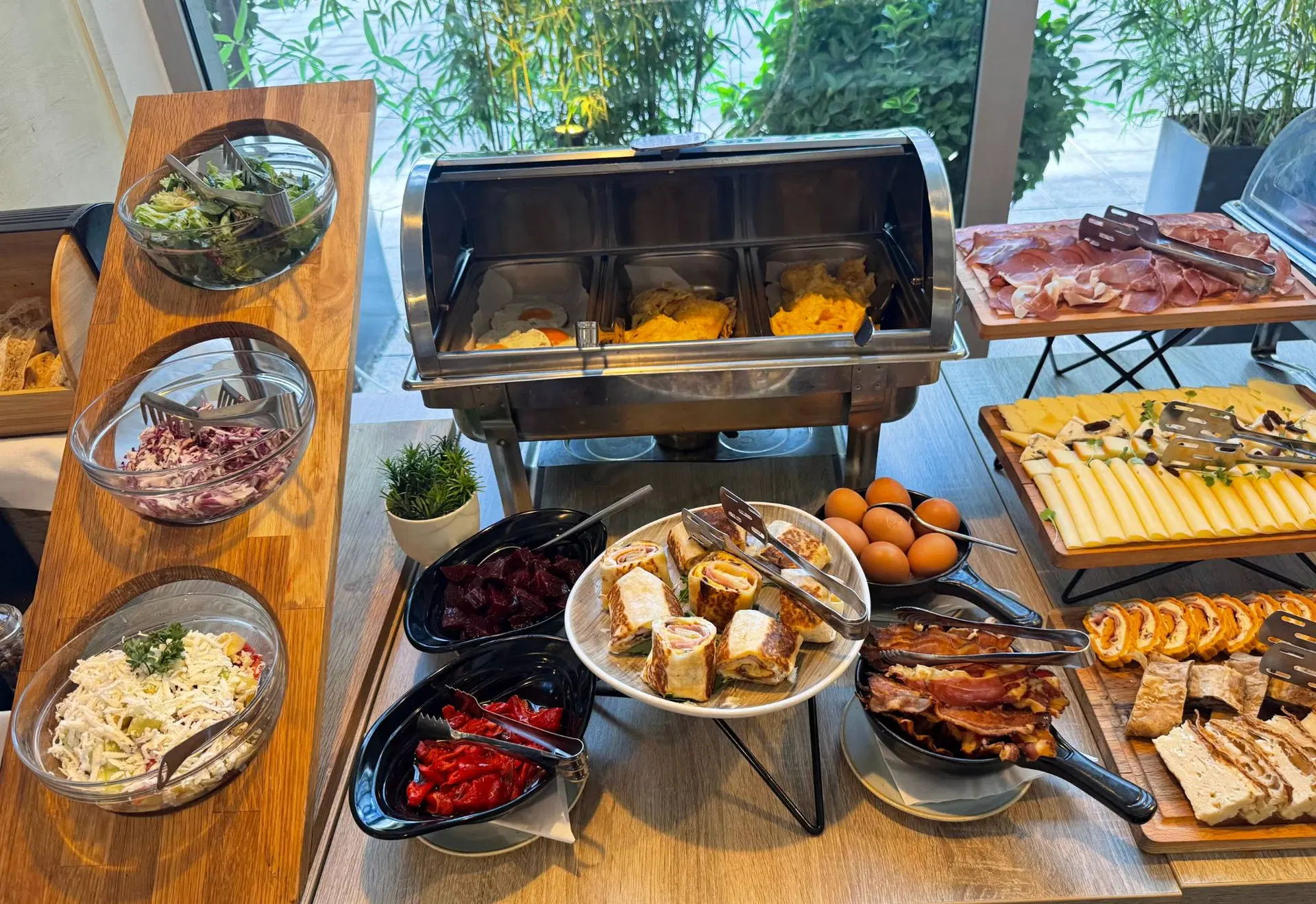 Slani deo brunch-a: jaja, salate, tortilje, slanina, pršuta i sirevi