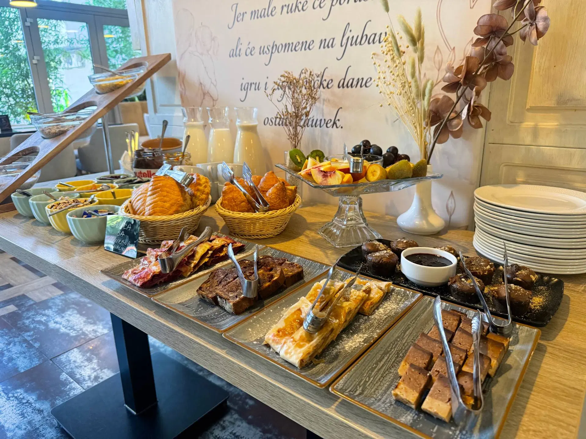 Slatki deo brunch-a: kroasani, kolači, mafini, voće i musli