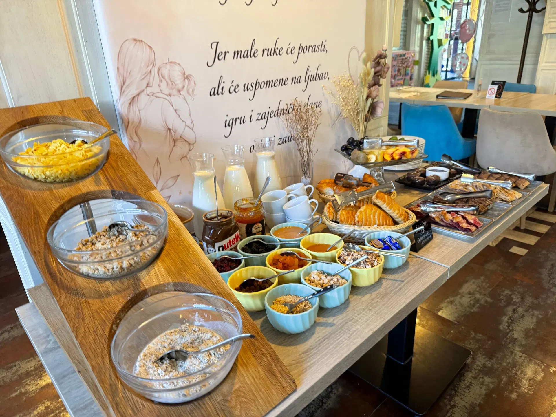 Slatki deo brunch-a: musli, žitarice, suvo voće, Nutella, džem, mleko, peciva i voće