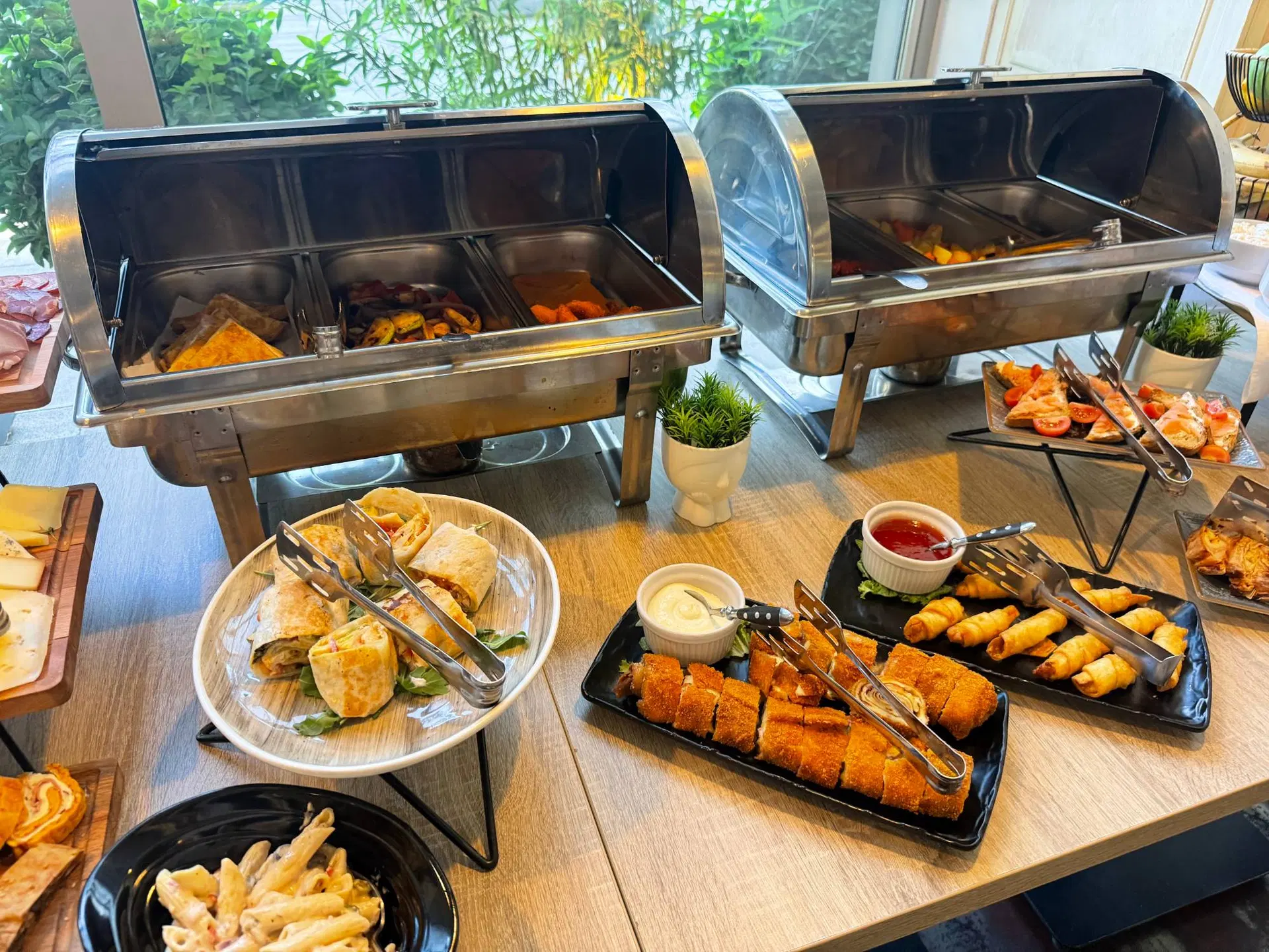 Topla jela, tortilje, pohovani zalogaji i bruskete na brunch-u