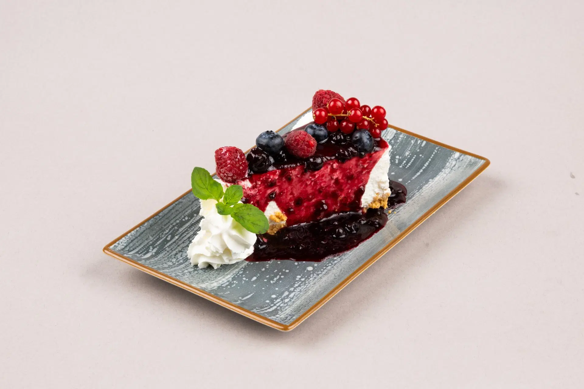 Voćni cheesecake sa šumskim voćem