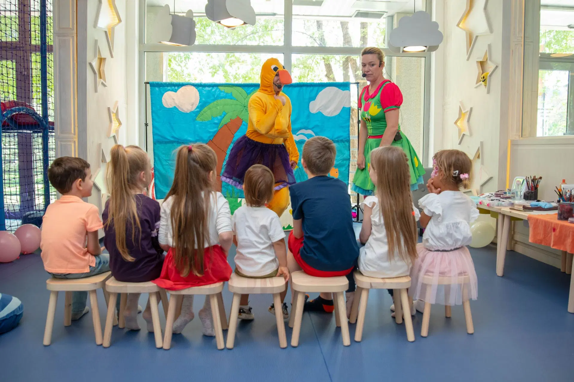 Animatori sa decom na rođendanu u igraonici