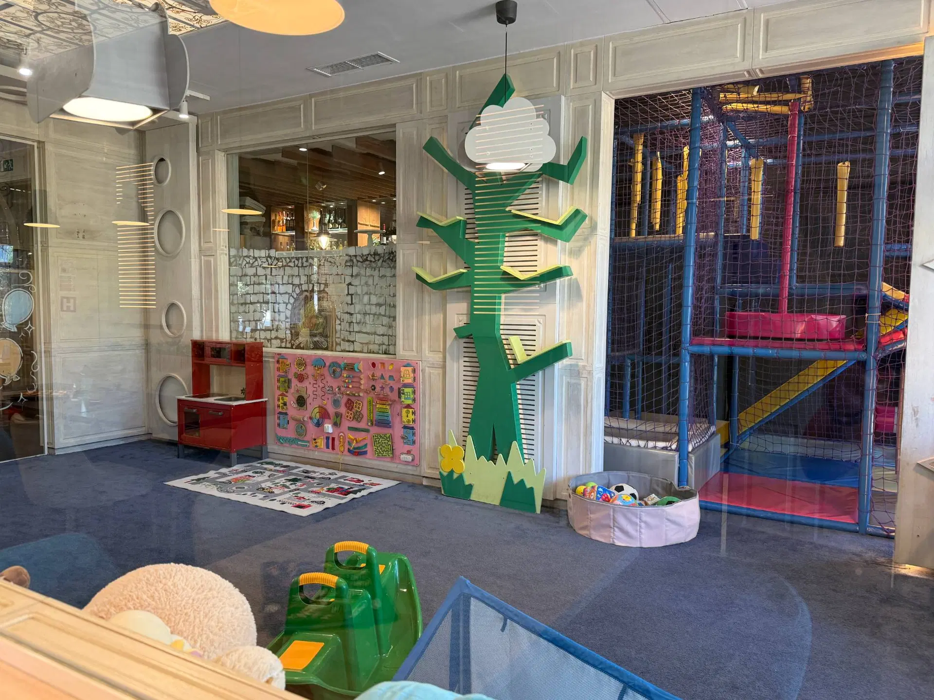 Igraonica viđena kroz stakleni zid iz restorana