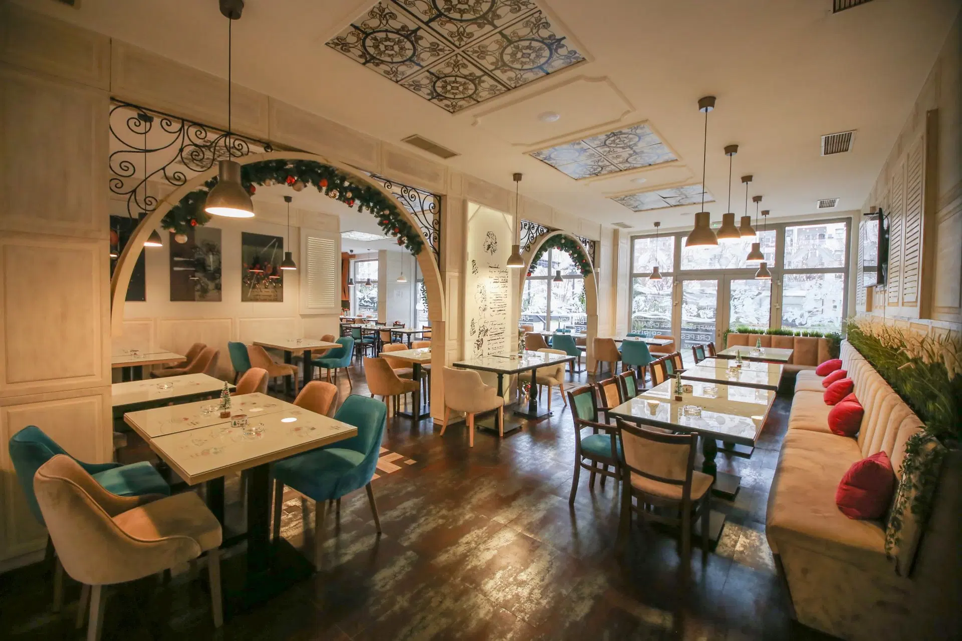 Prostor porodičnog restorana Sweet & Salty na Novom Beogradu, sa lukovima, visećim lampama i velikim prozorima