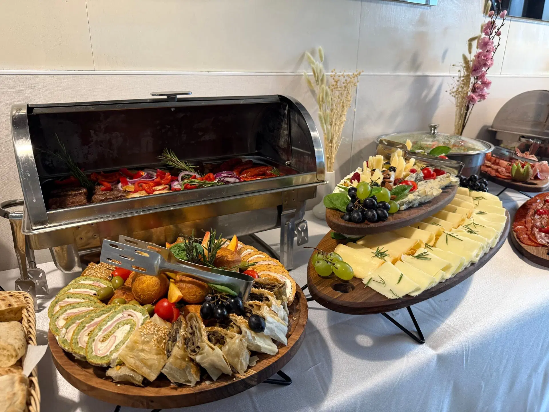 Švedski sto za privatnu proslavu u restoranu Sweet & Salty, Novi Beograd: topla jela, pite, rolati i sirevi